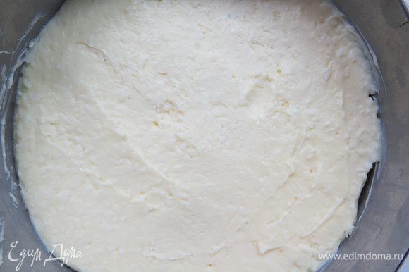 Покрываем чизкейк 1/3 частью кокосового крема.