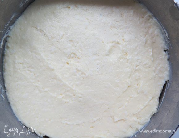 Покрываем чизкейк 1/3 частью кокосового крема.