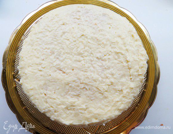 Покрываем верх и бока торта оставшимся кремом. Посыпаем обильно кокосовой стружкой.