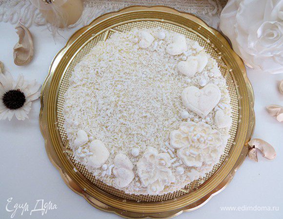 Украшаем торт по желанию, можно украсить конфетами «Рафаэлло», у меня просто меренги.