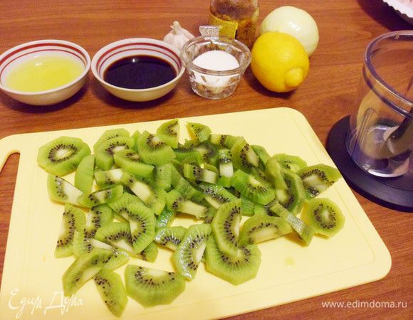 Киви почистить и нарезать произвольными кусочками.