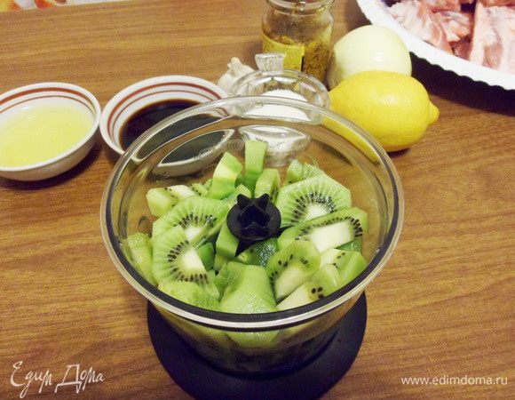 Положить киви в измельчитель.