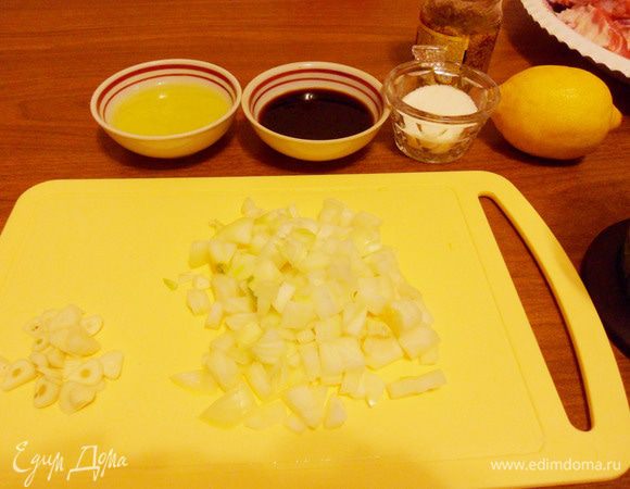 Лук и чеснок мелко нарезать.