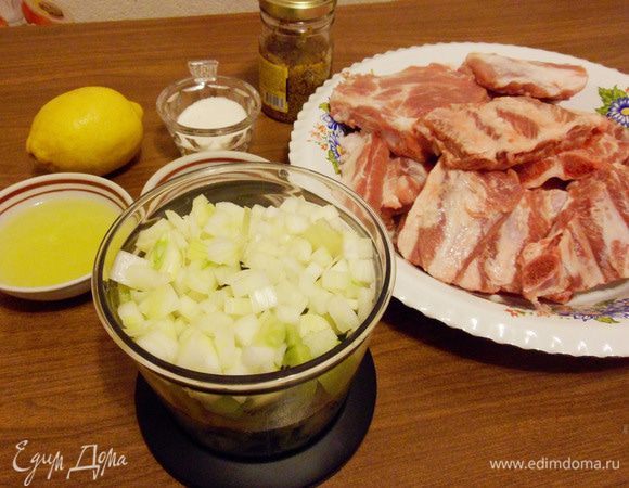 Добавить к киви. Посолить, поперчить.