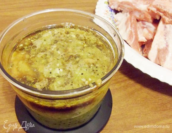 Влить соевый соус, растительное масло и лимонный сок.