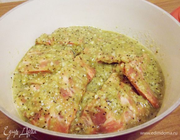 Вымытые и обсушенные ребрышки залить маринадом.