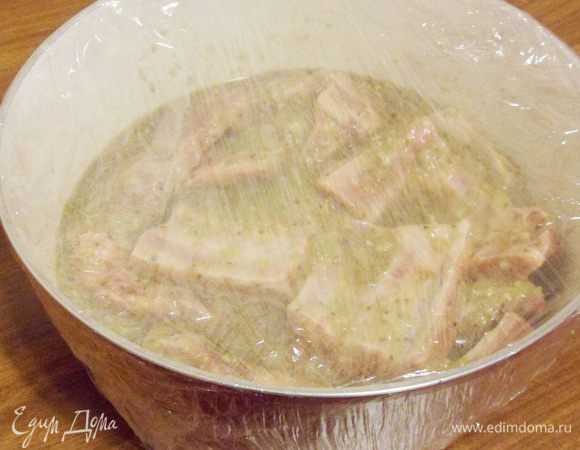 Завернуть посуду в пищевую пленку и убрать в холодильник на 12 часов. Ребрышки периодически нужно перемешивать.