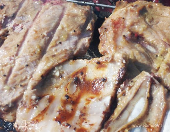 Перед приготовлением достать ребрышки из маринада, убрать лишний маринад салфеткой, выложить ребрышки на гриль.