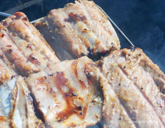 Готовить до мягкости и румяности. У меня ребрышки были готовы через 30 минут.