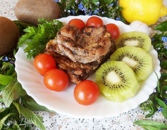 Свиные ребрышки в киви на гриле готовы. Подавать с кружочками киви. Никакого дополнительного соуса не нужно. Ребрышки сочные и отменного вкуса. Приятного аппетита!