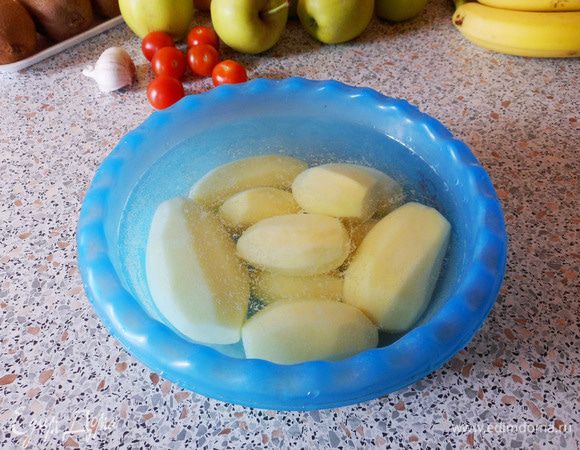 Молодой картофель помыть и почистить.