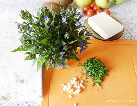 Пока картофель варится, приготовить начинку. Измельчить чеснок и любую зелень (у меня укроп с петрушкой).