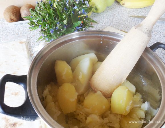 Слить отвар. Картофель размять толкушкой.