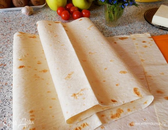 Лаваш нужно выбрать тонкий, но очень прочный. Листы лаваша должны быть свежие и пластичные, чтобы не сломались при формовке.