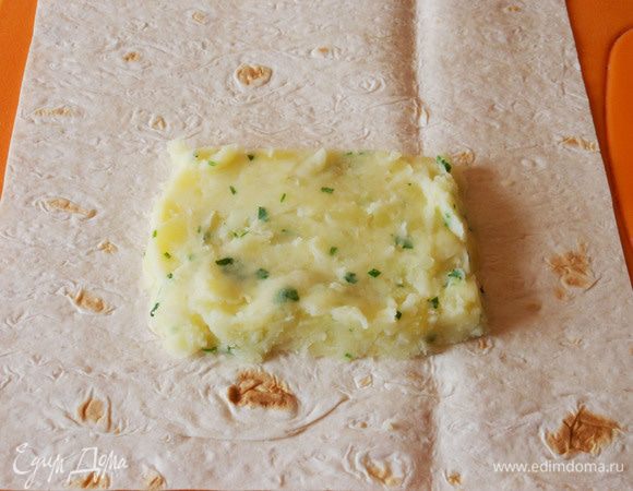 Разрезать пласт лаваша на части нужного размера. Положить картофельную начинку.