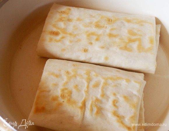 Подрумянить на сухой сковороде.