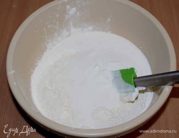 Отвесить муку, соль и соду. Добавить сметану и быстро перемешать.
