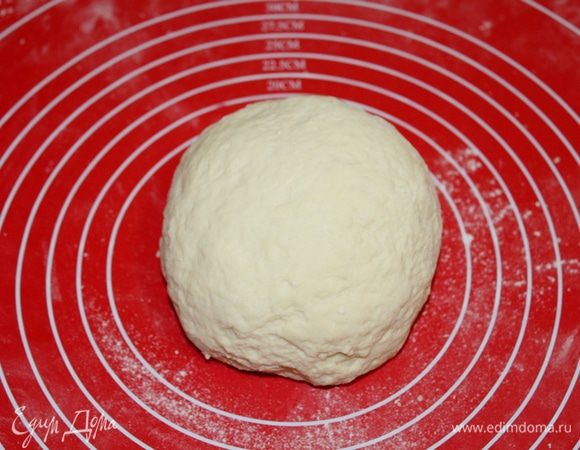 Замесить не липкое тесто и оставить на 20 минут.