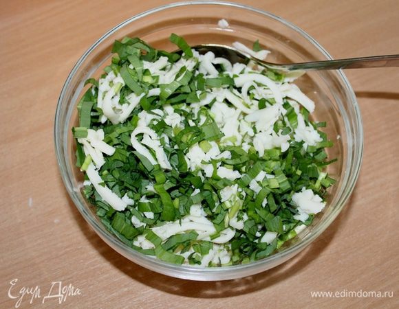 В это время натереть сыр, измельчить черемшу, перемешать.