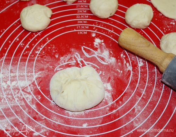 Защипнуть тесто в узелок.