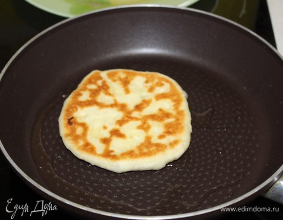 Обжарьте лепешки до золотистой корочки с двух сторон на растительном масле. Выложите на бумажную салфетку.