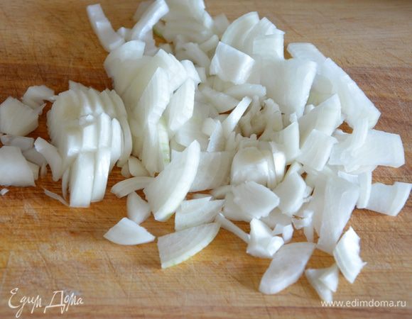 Лук нарезать.