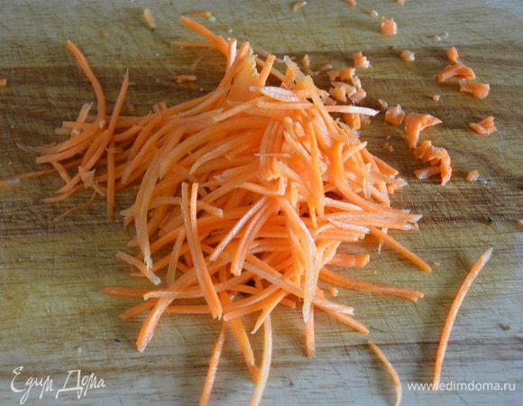 Морковь натереть на терке.