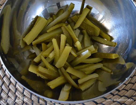 Огурцы нарезать соломкой.