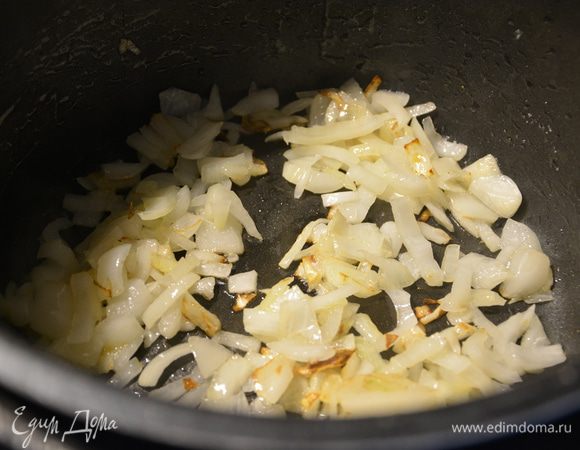 Лук слегка обжарить в масле в режиме «Жарка».
