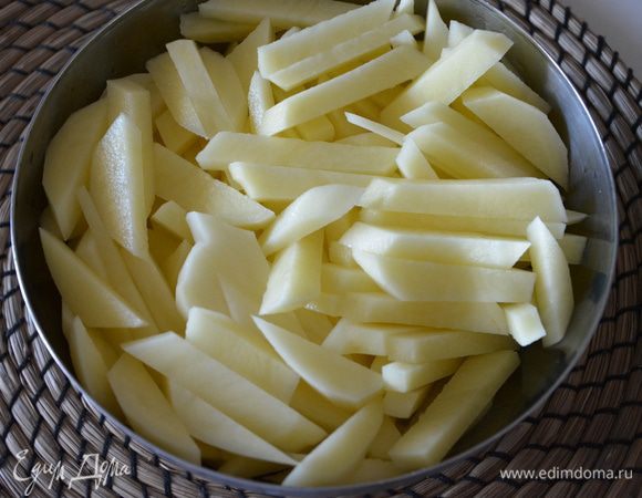 Тем временем почистить и нарезать картофель соломкой.