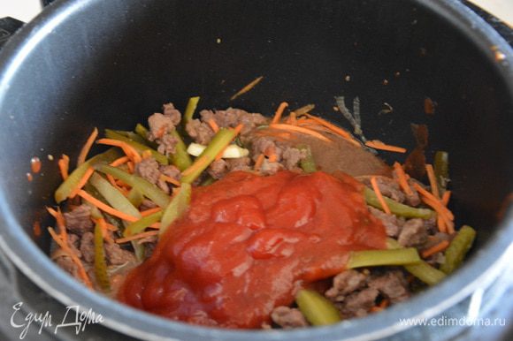 Влить томатный соус (можно кетчуп, можно готовый соус, а можно сделать самому из томатов).