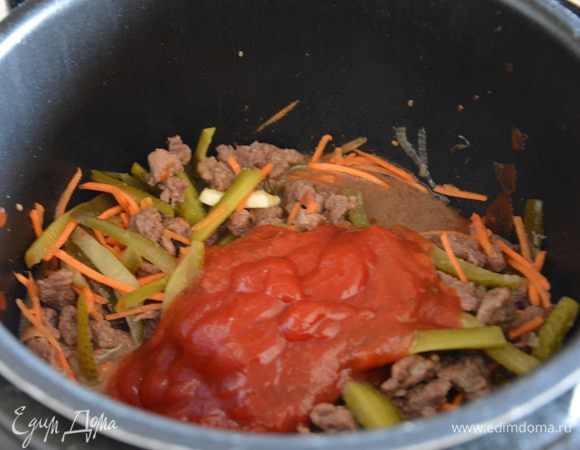 Влить томатный соус (можно кетчуп, можно готовый соус, а можно сделать самому из томатов).