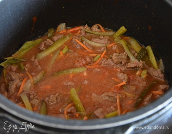 Влить бульон или воду. Мы любим бульонистые рагу, если хотите погуще соус, добавьте 100 мл бульона вместо 200 мл. Досолить. Перемешать. Готовить при режиме «Тушение» еще 20 минут.