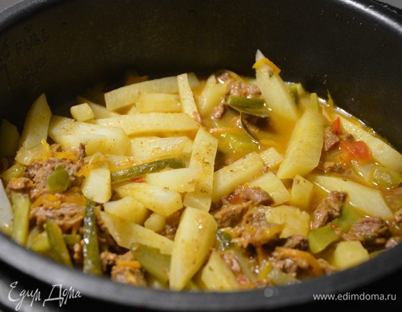 Как только мы пришли с прогулки, пока дети переодеваются, я бегом открыла мультиварку, добавила картофель, перемешала и поставила режим «Тушение» на 15 минут. 