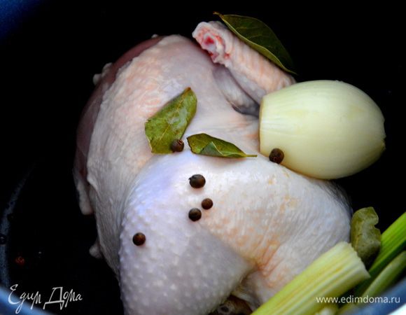 Половину курицы помыть, выложить в мультиварку, добавить стебли сельдерея, лавровый лист, душистый перец горошком, репчатый лук, соль.