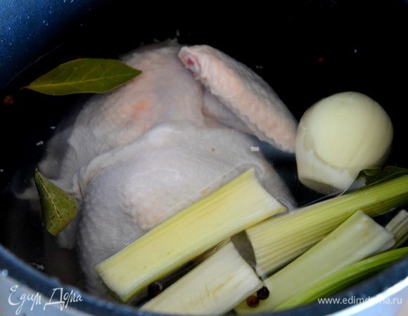 Залить воду, закрыть крышку и клапан, готовить в режиме «Суп» или «Варка» 30 минут.