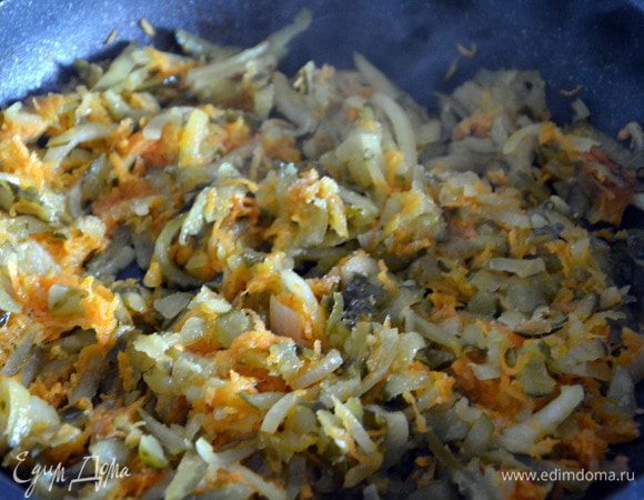 Лук нарезать, морковь и огурцы натереть на терке. Пассеровать в масле 5-7 минут.