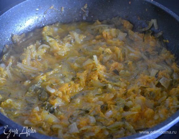 Влить немного воды или бульона (50-70 мл) и тушить под крышкой еще 5 минут.