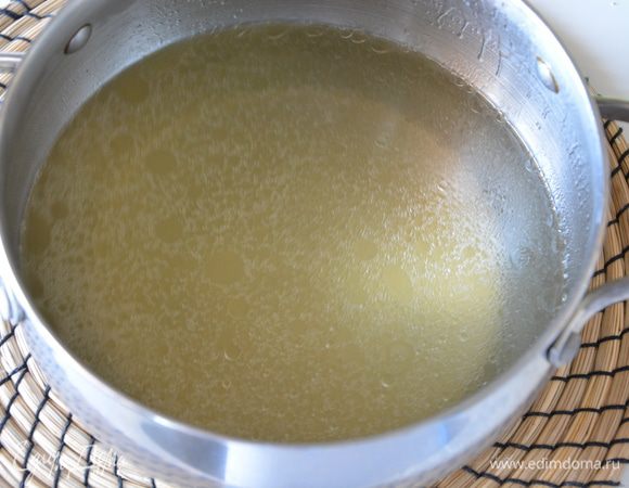 Готовый бульон процедить. Картофель почистить, нарезать кубиками и отварить в бульоне. Вынуть картофель из бульона и размять.