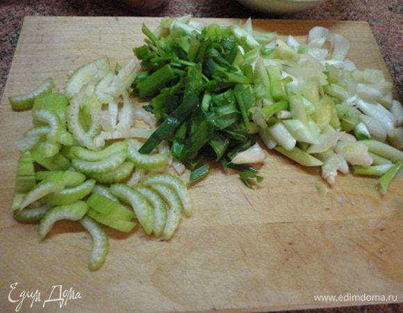 Белую часть молодого лука (80 г) и 2 веточки зеленого лука нарезать кусочками 1,5-2 см. Также нарезать сельдерей.