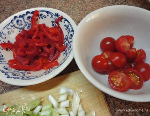 Перец нарезать тоненькими полосками, помидоры — пополам. Сыр натереть на крупной терке.