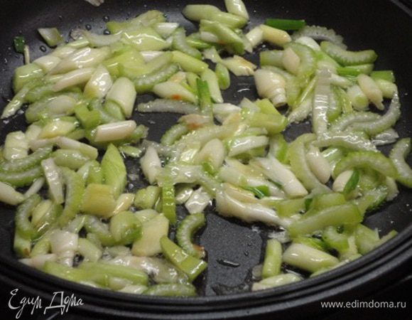 В хорошо разогретом масле обжарить лук (белый) и сельдерей, минуты 3.