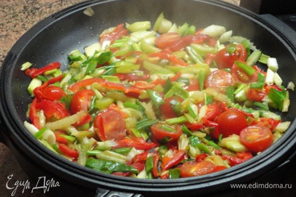 Добавить перец. Пожарить пару минут. Затем добавить помидоры и в последнюю очередь зеленый лук. Пожарить пару минут.