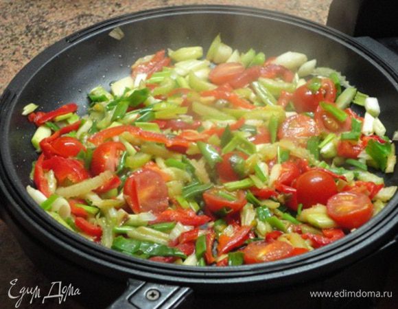 Добавить перец. Пожарить пару минут. Затем добавить помидоры и в последнюю очередь зеленый лук. Пожарить пару минут.