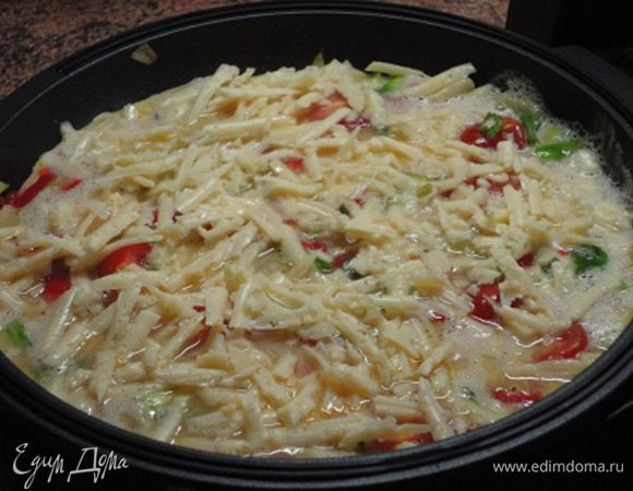 Залить взбитыми (с солью, перцем и кориандром) яйцами, посыпать сыром и запекать 7 минут при температуре 150°С (что соответствует положению 2,5).
Если готовить в сковороде на плите, то накрыть крышкой и довести до готовности на медленном огне 5-6 минут.