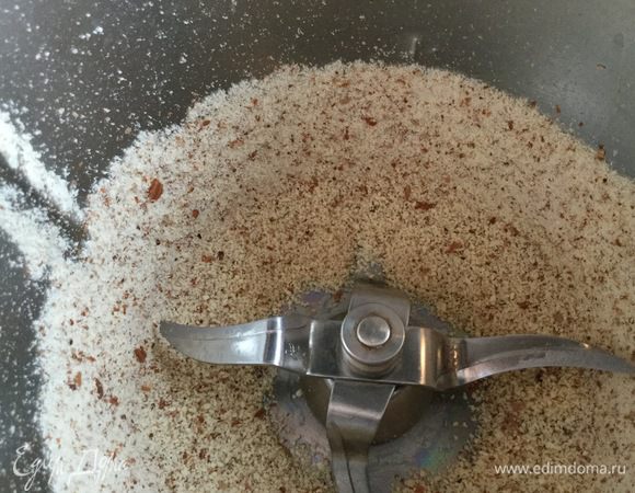 Грецкие орехи и миндаль измельчите в блендере.