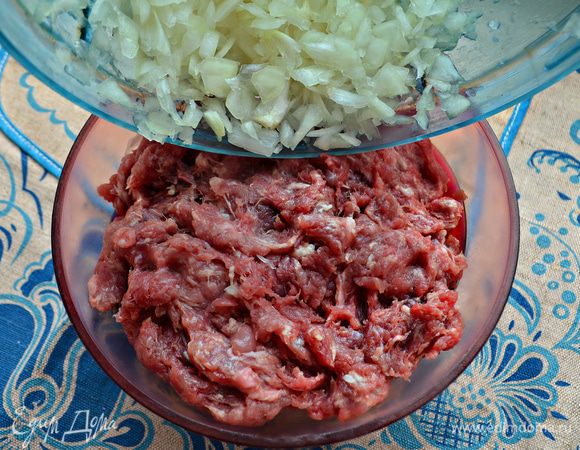 Лук почистите и мелко порубите. Добавьте лук к мясному фаршу (у меня смесь свинины с говядиной), посолите, поперчите и хорошо перемешайте.