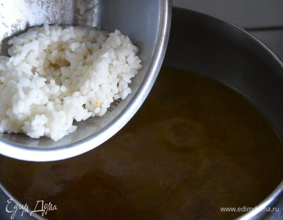 Следом добавить отварной рис. В рецепте указано количество отварного риса.