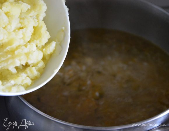 Добавить картофель, перемешать. Варить еще 5-7 минут.