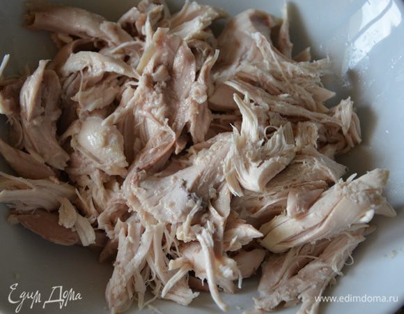 Мясо разделить на куски, кожицу выбросить.